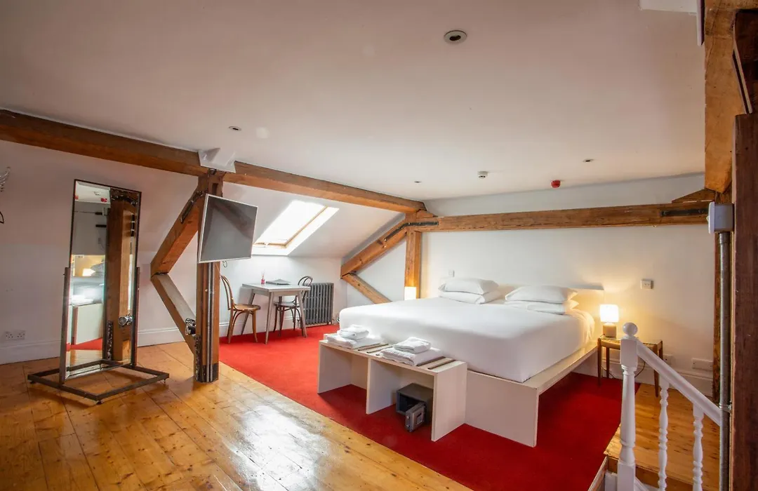 Kellys Hotel-1